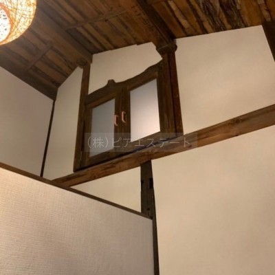 ロフトの小窓からお出迎え