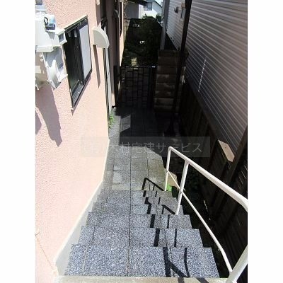 下の玄関への階段