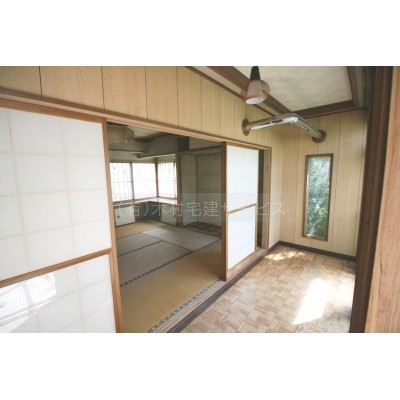 離れの和室の縁側