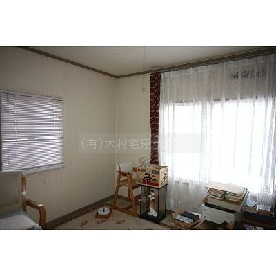 2階 洋室8帖窓側