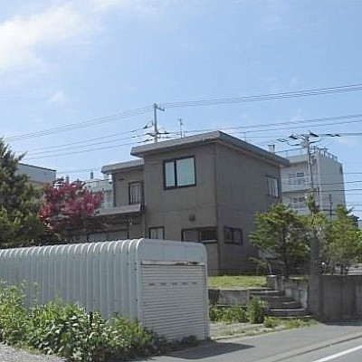 外観(車庫右側は、駐車スペ-ス)