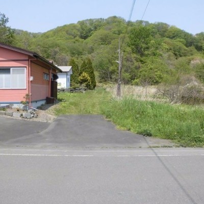 バス通りから敷地横道路