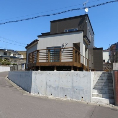 お家の横にはウッドデッキがあります。