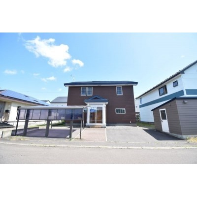 前面敷地は舗装されています
