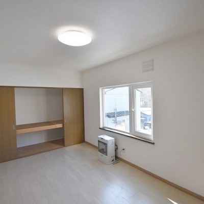 各部屋には暖房機器、収納があります。