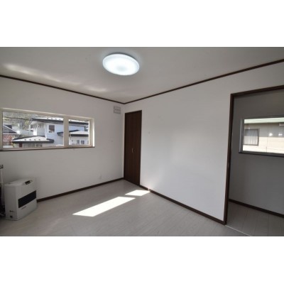 2F6畳右の洋室です。収納付き