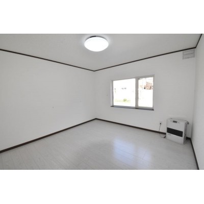 1F8畳の洋室です。各部屋にストーブ設置済みです。