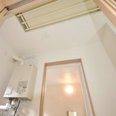 脱衣所には電動昇降式の物干し設備があります。