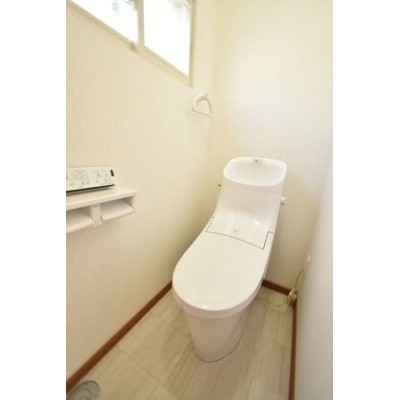 ウォシュレット付トイレに交換済み。 窓付きで明るいです。