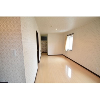 9.8帖洋室別角度 室内はダウンライト仕様で、WIC付のお部屋です