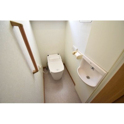 トイレにも窓があり明るく清潔感があります。