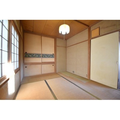 2階6帖和室です。押し入れもあります。