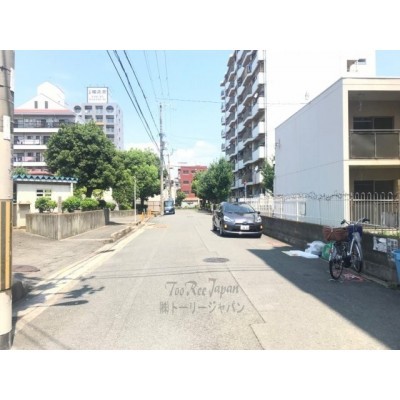 お子様と手を繋いで並んで歩けるくらい広い前面道路です