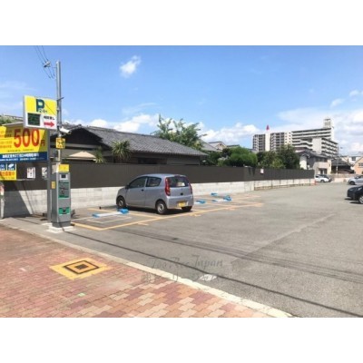 周辺には駐車場もあります