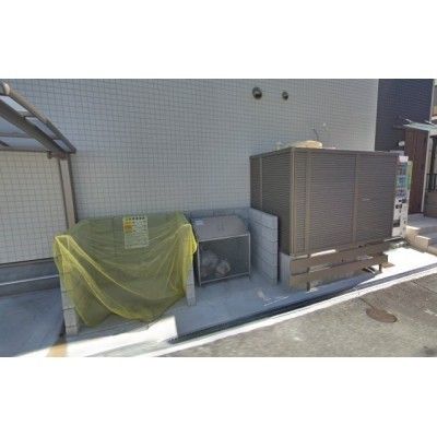 敷地内にゴミ置き場や自動販売機があり便利です