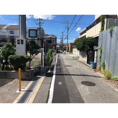 周辺には一戸建てが多く車の通りも少なめです
