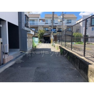物件前の道路も余裕がある広さです