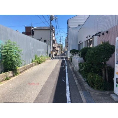 物件裏も広めの道路が通ってます