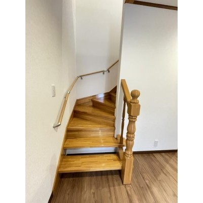 階段も綺麗にワックス掛けを行い艶塗装を施しました。写真でも光