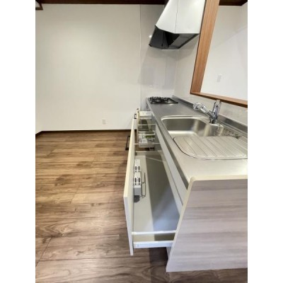 キッチンは2550mm幅のシステムキッチンです。収納棚にはた