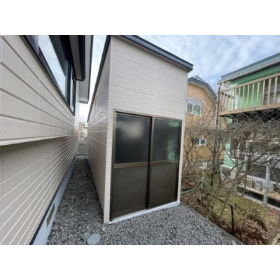 住宅の裏には物置がございます。物置は住宅に必需品でタイヤや自