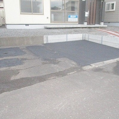 夏場の写真です。駐車場は並列2台可能です。