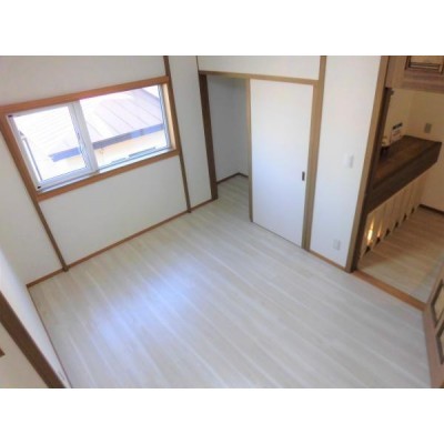 【リフォーム済】2階の北東(間取り図右上)側洋室6帖です。ク