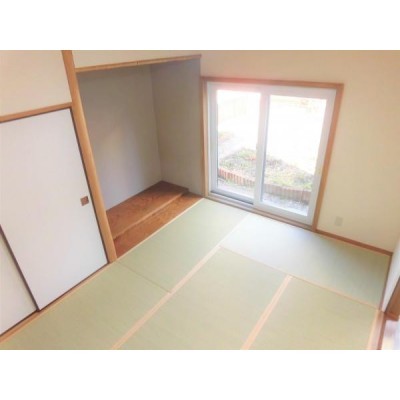 【リフォーム済】リビング横の和室6帖です。畳は表替えをし、壁