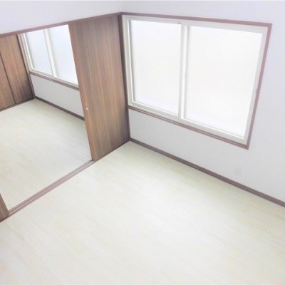 2階奥側の洋室。間の扉を閉めると独立した2部屋の居室に。