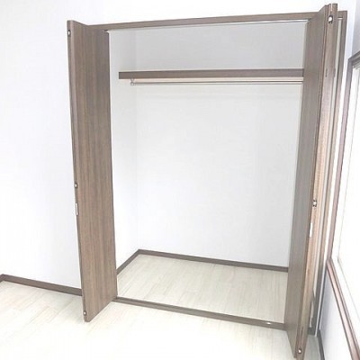 クローゼットには枕棚と洋服掛けを設置しております。