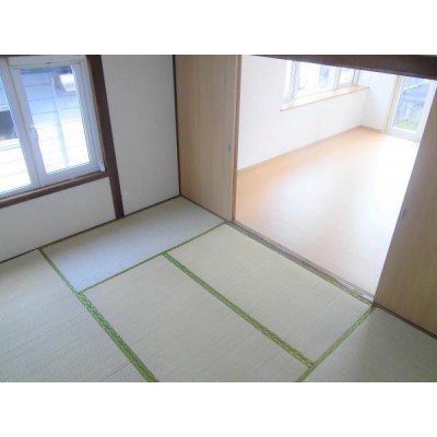 【リフォーム後写真】1階和室6帖になります。畳を表替えして木