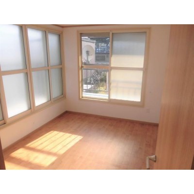 【リフォーム後写真】2階洋室6帖(奥側)です。クロス・クッシ
