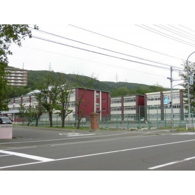 桜蘭中学校まで約500mで徒歩7分になります。知利別小学校も
