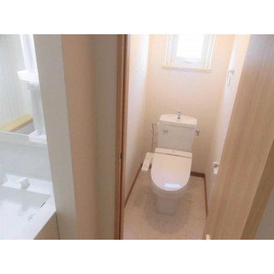 【リフォーム後写真】新品のトイレになりました。交換されたトイ