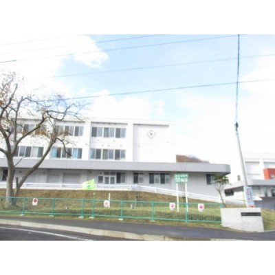 室蘭市立みなと小学校まで約2000m、徒歩25分です。スクー