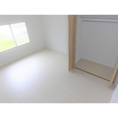 【リフォーム後】洋室9帖です。クロス・クッションフロアを張替