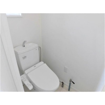 【リフォーム後写真】トイレはTOTO製の温水洗浄機能付きに新