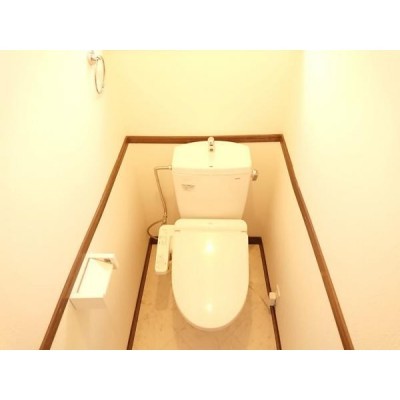 【リフォーム済写真】トイレはTOTO製の温水洗浄機能付きに新
