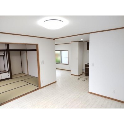 【リフォーム済】LDKは20帖です。内窓は交換し、クロスやク