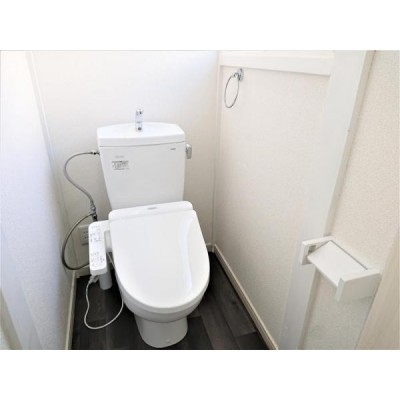 【リフォーム済写真】トイレはTOTO製の温水洗浄機能付きに新