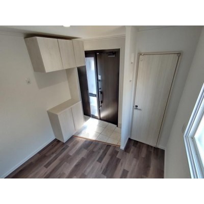 【リフォーム済写真】2階、階段上がて左の洋室6帖です。建具も
