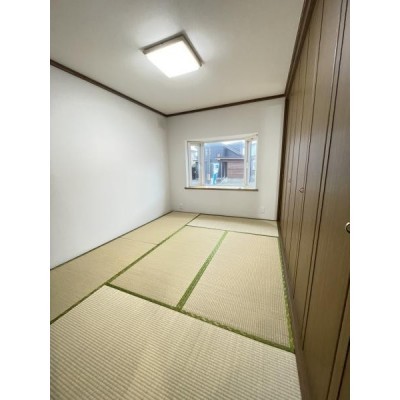 1階6帖和室です。畳は表替えをし、クロスは張り替え、照明を新