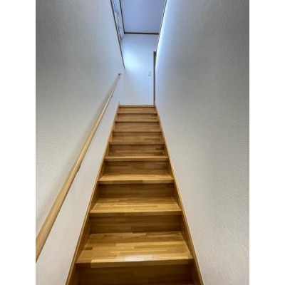 階段はクリーニングをした後にワックス掛けを行いました。手すり