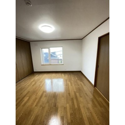 2階南東側(間取図右)の8帖洋室です。クロス張替え、フローリ