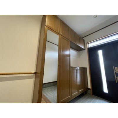 玄関収納です。鏡がついておりますので、お出かけ前の身だしなみ