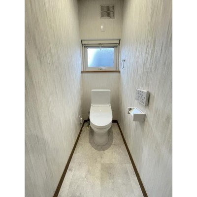 トイレはTOTO製の温水洗浄機能付き新品へ交換致しました。保