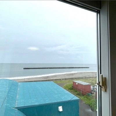 窓からは海が見えます