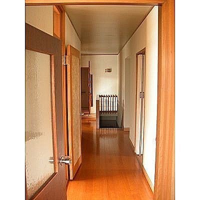 奥は、地下室への階段です。