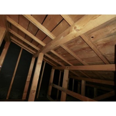 【小屋裏】床下同様に小屋裏の点検を行い、雨漏り跡や残置物が無