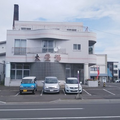 道路向かい側の公衆浴場